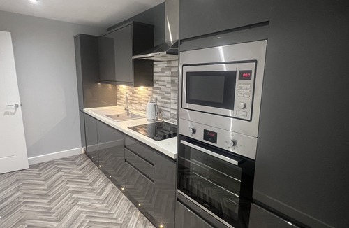 Herne Bay Apartment | The Broadway Retreat With Parking