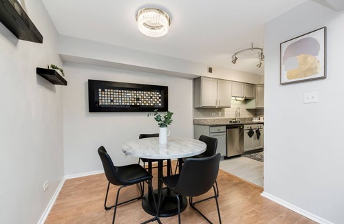 Lansing Condo | ♛The Broadway Special♛ - 2 Bd/1 Bath Smart-Condo!