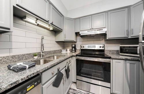 Lansing Condo | ♛The Broadway Special♛ - 2 Bd/1 Bath Smart-Condo!