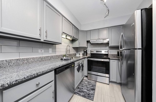 Lansing Condo | ♛The Broadway Special♛ - 2 Bd/1 Bath Smart-Condo!