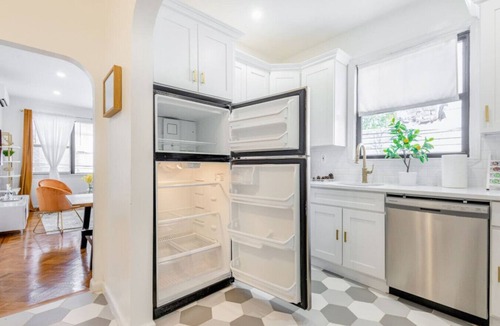 East New York Villa | The Brooklyn Haven 6BR|2 Ba | Free Parking