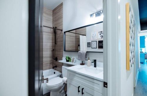 Woodlawn Apartment | The Brown House - A luxurious UChicago Campus stay