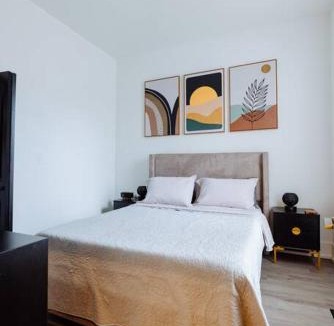 Woodlawn Apartment | The Brown House - A luxurious UChicago Campus stay