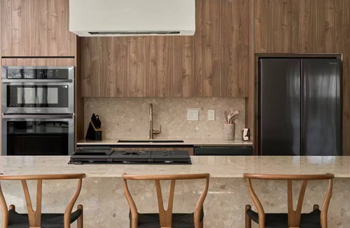 Conroe House | The Brown Oak: Nature & Splendor