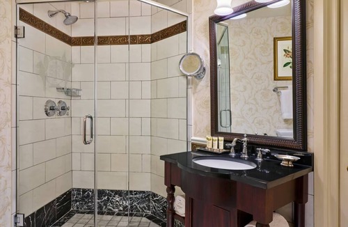 Uptown Hotel | The Brown Palace | Signature King | Luxury Service, Spa & Salon