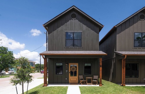 Downtown Cottage | The Bryan Treehouse, near Texas A&M! Your Home Away from Home!