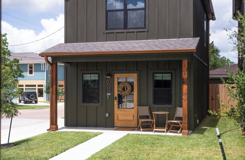 Downtown Cottage | The Bryan Treehouse, near Texas A&M! Your Home Away from Home!