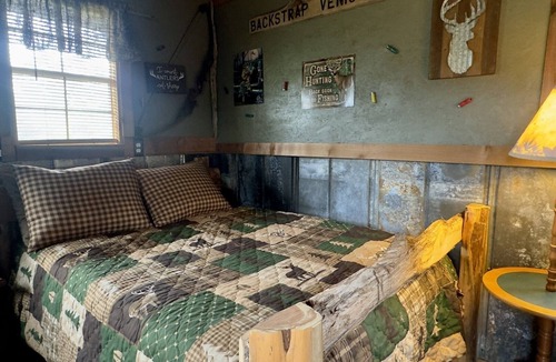 Voca Cabin | The Buck Stops Here | Fun & Unique Cabin Close to Castell