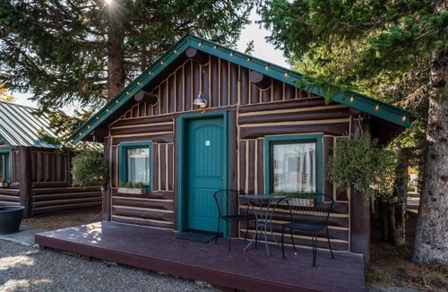 West Yellowstone Cabin | The Bucking Moose Bison Cabin: Cozy 2 queen cabin, 1 minute from Yellowstone!
