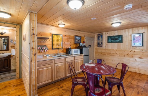 West Yellowstone Hotel | The Bucking Moose Wolf Suite: Cozy 2 Queen suite, just 1 minute from Yellowstone!