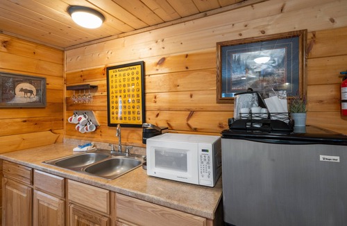 West Yellowstone Hotel | The Bucking Moose Wolf Suite: Cozy 2 Queen suite, just 1 minute from Yellowstone!