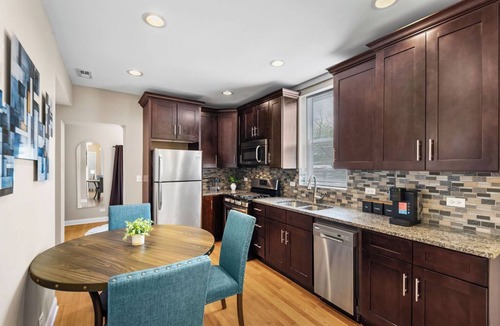 West Bucktown Apartment | The BuckLogan Nest, Sleeps 6, Walk to Blue Line