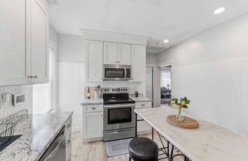Edgewood House | The Bungalow at Belmont Park 2BR 5 mins - Airport