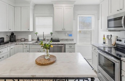 Edgewood House | The Bungalow at Belmont Park 2BR 5 mins - Airport
