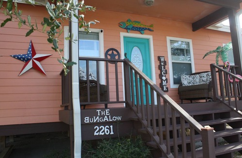 Port O Connor House | THE BUNGALOW-DELIGHTFUL GETAWAY FOR 6-7 FOLKS WITH SCENIC POND AND COOL DECK.