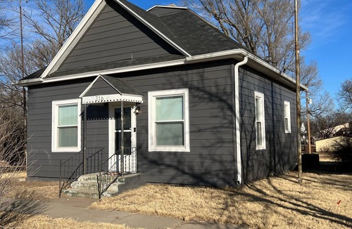 Barton County House | The Bungalow House; 2 Bed 1 bath; minutes from Cheyenne Bottoms! Pet Friendly.