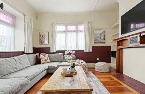 Hamilton Lake House | The Bungalow