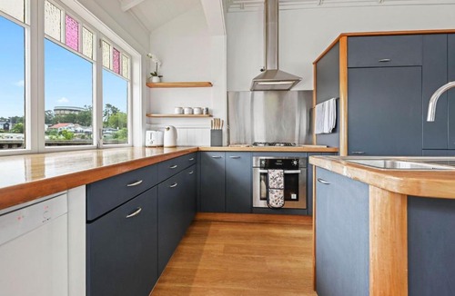 Hamilton Lake House | The Bungalow