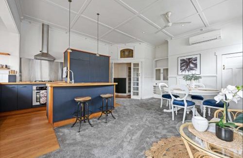 Hamilton Lake House | The Bungalow