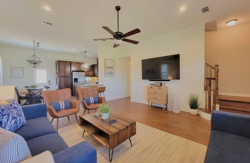 Willis House | The Bunk Haus - Sleeps 8 Guests + Beautiful NEW POOL!