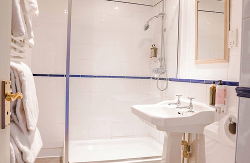 Ashmore Green Hotel | The Bunk Inn