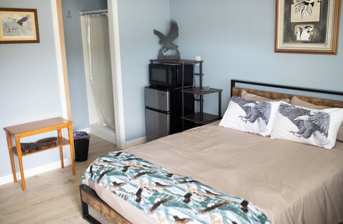 Roseburg Apartment | the Bunkhouse Eagle - Private Studio Retreat Room