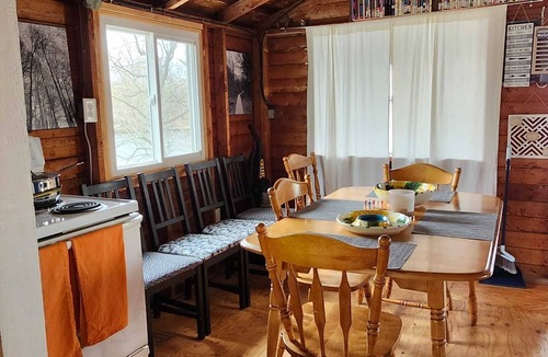 Frontenac Cottage | The Bunkie on Dog Lake, Rideau Canal.