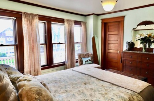 Downtown Niagara Falls Bed & Breakfast | The Burd Room w/queen bed
