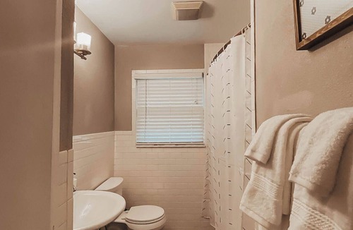 Waxahachie House | The Burrow-Cozy 3 BDRM HM - Free Parking