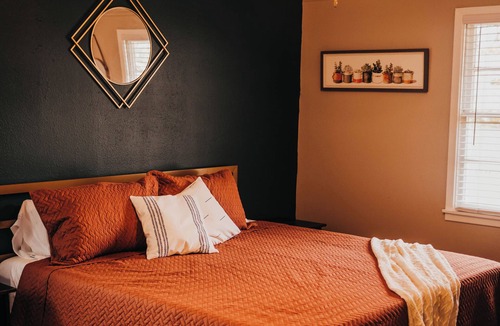 Waxahachie House | The Burrow-Cozy 3 BDRM HM - Free Parking