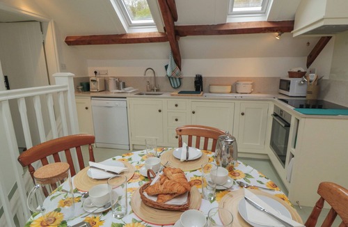 Scawton Cottage | THE BURROWS, romantic, with open fire in Ampleforth