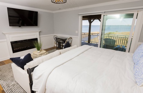 Manteo Bed & Breakfast | The Burrus House Inn Waterfront Suites