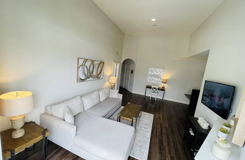 Beverly Grove Apartment | The Burton Way/5 mins to BEVERLY CENTER by walk