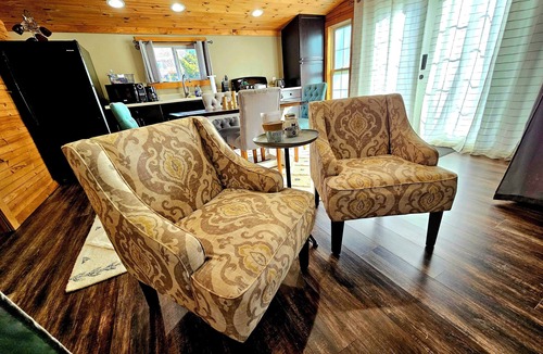 Confluence House | The Byre Bungalow-Country Getaway, close to Yough, Fallingwater w/Hot Tub!