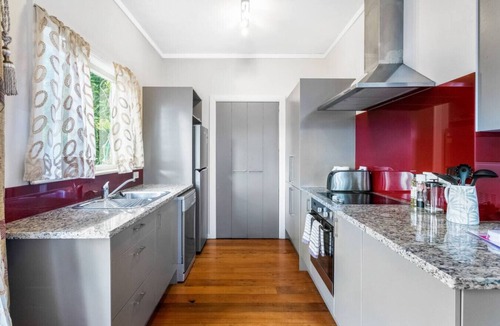 Sandringham House | The Croft 4 BR Bungalow with Air-Con and Parking