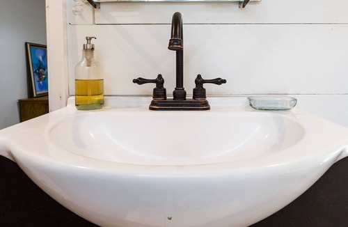 Valley Mills House | The C5 Ranch Guest House minutes from Magnolia and Baylor with pool and hottub