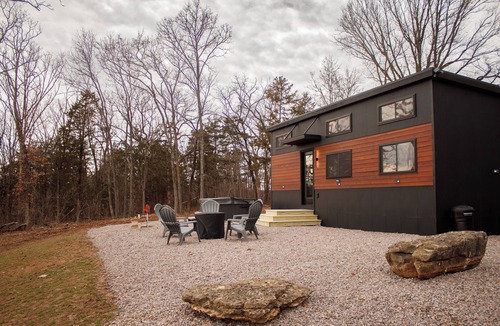Ste Genevieve Cabin | THE CAAMP. Gorgeous 2-bedroom tiny home. Very close to the Barn/Pebble Creek