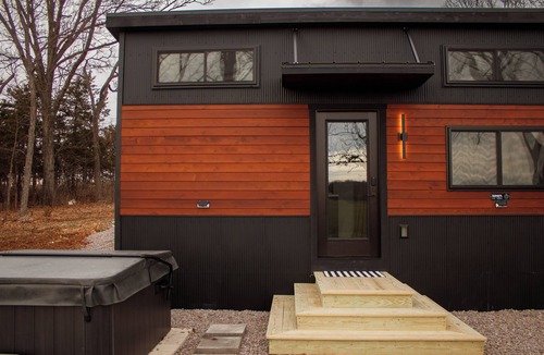 Ste Genevieve Cabin | THE CAAMP. Gorgeous 2-bedroom tiny home. Very close to the Barn/Pebble Creek