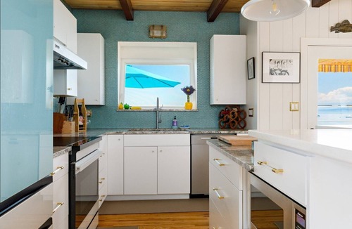 Freeland House | The Cabana on Mutiny Bay