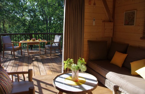 Auriac-du-Perigord Ski Chalet | The Cabane Rouge-Gorge