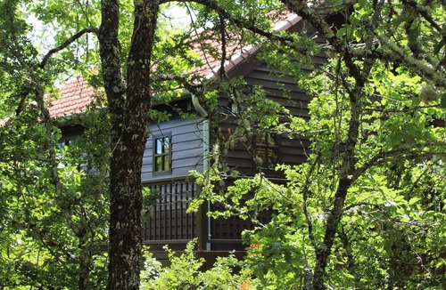 Auriac-du-Perigord Ski Chalet | The Cabane Rouge-Gorge