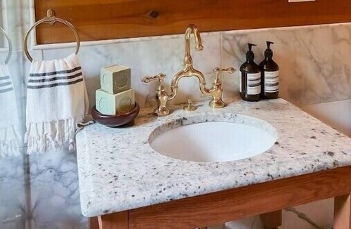 Debruce Cabin | The Cabin at Livingston Manor - Cozy Catskill Log Cabin