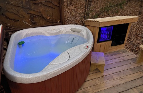 Van Buren Cabin | The Cabin at Rocky Top w/Private Outdoor Hot Tub