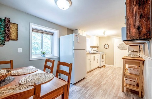 Waterloo House | The Cabin - Cottage Vibes & Close to the Action
