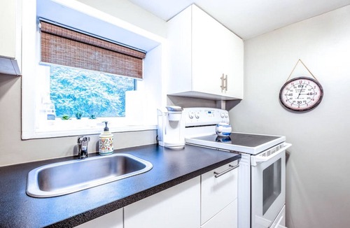 Waterloo House | The Cabin - Cottage Vibes & Close to the Action