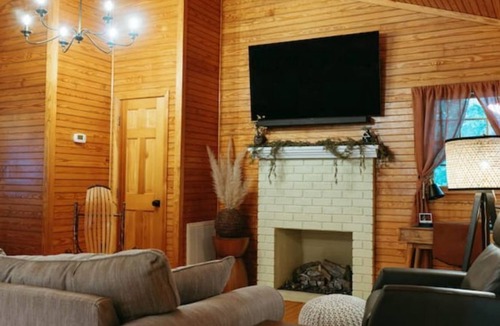 Danielsville Cabin | The Cabin @ Mirror Lake