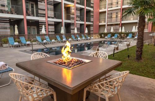 East Cesar Chavez Hotel | The Cabins at East Austin Hotel