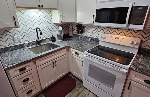 Holly Apartment | The Caboose - Cozy space steps from downtown