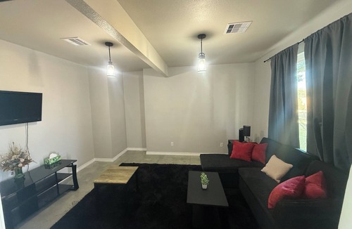Williamson County House | The Cactus Casa- Spacious, Family-Friendly, Next to Cactus Cantina & Coffeehouse