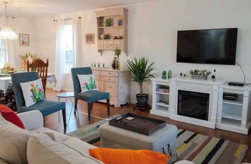 Paige House | The Cactus House, A Serene Pet-Friendly Home in the 42 Acre Lost Pines Shire